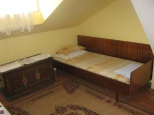 舒门Кристи的带窗户的客房内设有两张单人床。