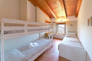 卡斯特努沃德加尔达科特阿尔巴瑞尔农家乐的一间卧室配有两张双层床。