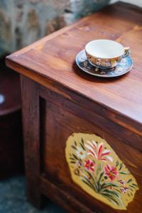 PerfugasBorgo Lu Puleu的木桌上的一个杯子和碟子