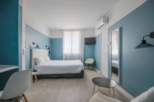 圣马迪拉莫阿布里瓦多酒店的一间卧室设有一张床和蓝色的墙壁
