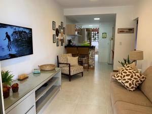 伊塔齐米林Vilage beira mar的客厅配有沙发和墙上的电视