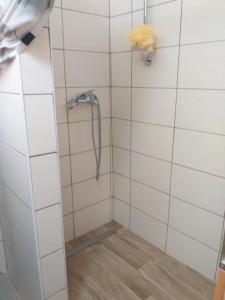 布莱德Sobe SM0LEJ的白色瓷砖浴室内带软管的淋浴