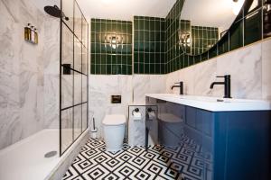 利兹Maison Parfaite LS1 - Luxury City Centre Suites的带浴缸、盥洗盆和卫生间的浴室