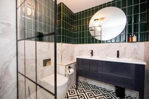 利兹Maison Parfaite LS1 - Luxury City Centre Suites的一间带卫生间、水槽和镜子的浴室
