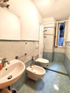 卢卡Piazza Napoleone Sweet apartment的一间带水槽和卫生间的浴室