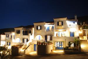 阿齐亚·佩拉加·基西拉Stella's Houses的夜晚有灯的大白色房子