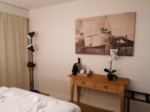 卢塞恩Easy-Living Buholz Hoch 12的卧室配有一张床,墙上挂着一幅画