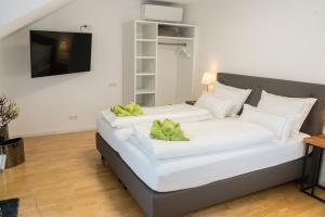 腓特烈港City Apartments FN L8 KLIMATISIERT的卧室配有两张白色的床。