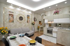 卡塞塔CASERTA DELUXE BIS的厨房以及带桌子和沙发的客厅。