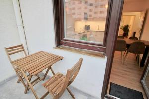 曼海姆Fantastische Moderne und Zentrale Wohnung mit Balkon的靠窗边的桌椅