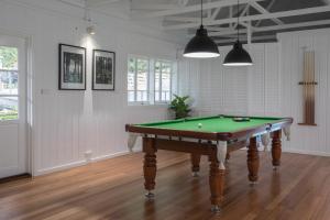 梅顿McMillans of Metung Coastal Resort的一间设有台球桌的房间