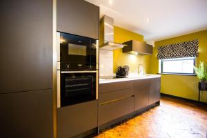 利兹Maison Parfaite LS1 - Luxury City Centre Suites的厨房配有不锈钢用具和黄色墙壁