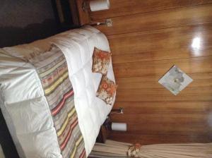 蒙特港海市蜃楼酒店的木墙旁边的一张床位