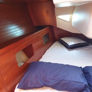斯培西亚Bed & Boat Holiday的船上小屋的小床