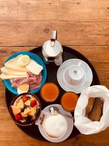 加尔达湖滨Hotel Villa Rina的一张桌子,上面放着一盘早餐食品和茶壶