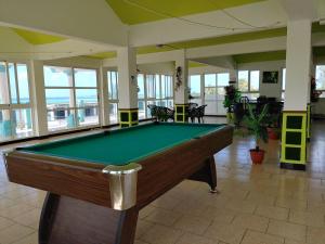 马埃堡奥博奇东方宾馆的大型客房设有窗户,配有台球桌。