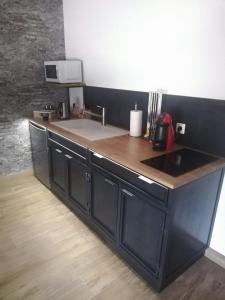 艾格布莱特勒拉克Le garage de Sophie的厨房配有水槽和台面