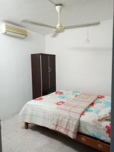 安邦Homestay Bukit Saga, Ampang的一间卧室配有一张床和吊扇