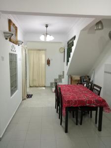 安邦Homestay Bukit Saga, Ampang的一间用餐室,配有红色的桌子和椅子