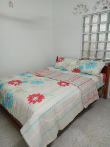 安邦Homestay Bukit Saga, Ampang的一间卧室,床上放着鲜花