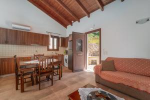 瓦西利基Kerithra Villa的客厅配有沙发和桌子