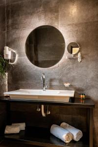 拉里萨公园酒店的一间带水槽和镜子的浴室