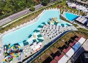 巴多利诺Sisan Family Resort的享有度假村游泳池的顶部景致