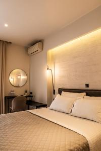 拉里萨公园酒店的卧室配有一张白色大床和镜子