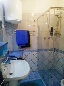 卡布拉斯Casa San Salvatore的带淋浴、盥洗盆和卫生间的浴室