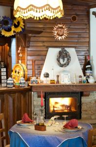 Villar PelliceHotel Palavas的带壁炉的用餐室
