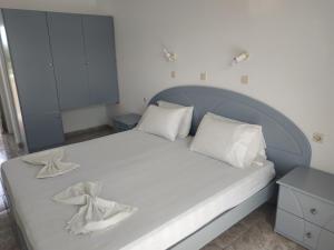 凯法洛斯Sevoula studios的一张白色的床,上面有两个枕头