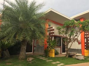 黎逸府公园23号精品度假旅馆的前面有棕榈树的房子