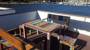 普拉House boat - Floating House Water Lily的船上甲板上的一张桌子和两把椅子