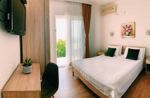 乌尔齐尼Apartments Hollaj的酒店客房设有床和窗户。
