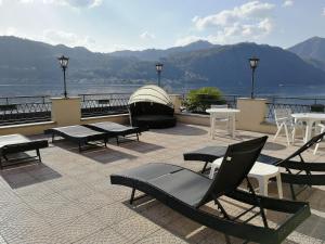 奥尔塔圣朱利奥利昂德奥罗酒店的一个带桌椅的庭院,享有水景