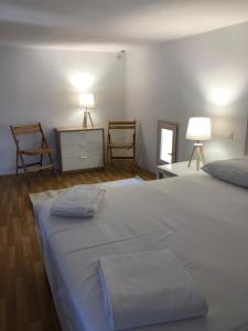 蒙彼利埃Centre historique Vieille Intendance的卧室配有一张白色大床和两把椅子