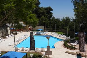 拿撒勒拿撒勒广场伊利特酒店 的一个带躺椅的大型游泳池