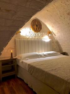 奥斯图尼Masseria Morrone的阁楼上的卧室配有一张大床