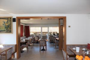巴特维塞巴伐利亚酒店的一间带桌椅的用餐室和窗户。