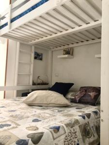 夏卡casa vacanza SCIACCA’S CORAL的一间卧室配有一张床,床罩