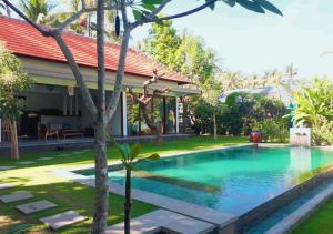 新加拉惹Villa Madja的房屋前的游泳池
