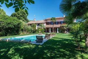 格拉迪斯卡迪松佐Doppelhaus Villa Casa Alpe Adria的享有带游泳池的房屋外部景致