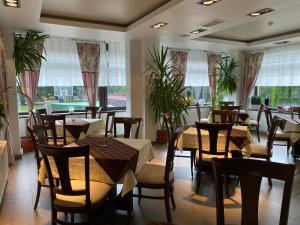 波亚纳布拉索夫Pensiunea Orizont的餐厅设有桌椅和窗户。