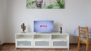 奥尔索拉奥祖拉公寓的客厅的白色娱乐中心设有电视