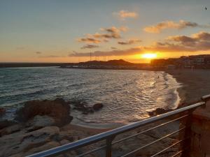 罗萨岛Isuledda的日落在海滩上,阳光在海洋上方