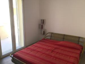 罗萨岛Isuledda的一张位于带大窗户的房间内的床铺
