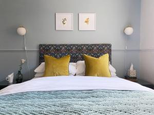 埃姆斯沃思The Emsworth B&B Hotel的一间卧室配有一张带黄色枕头的大床
