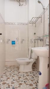 同文Hotel Cao Nguyên的浴室配有白色卫生间和盥洗盆。