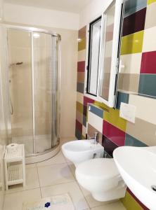 里米尼Margherita Rimini - Appartamenti al Mare的带淋浴、卫生间和盥洗盆的浴室