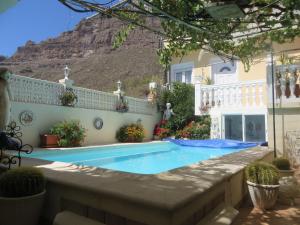 圣巴托洛梅Finca Cortez的一座房子后院的游泳池